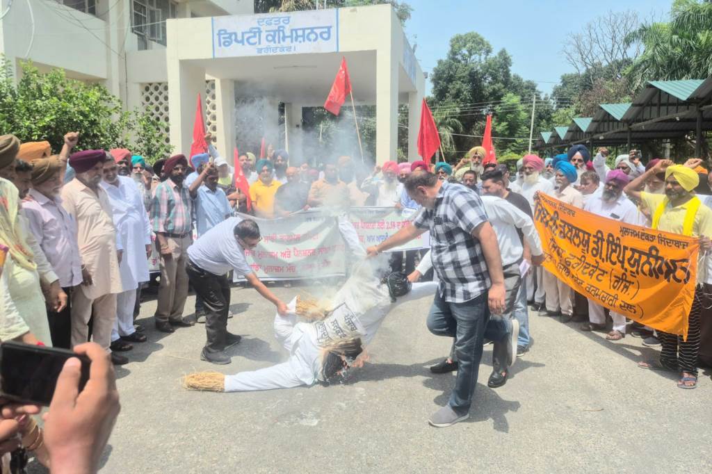 By Sanjhi Talmeel Committee employees and pensioners held protest dharna in front of Deputy Commissioner Faridkots office and burnt effigy of CM Mann